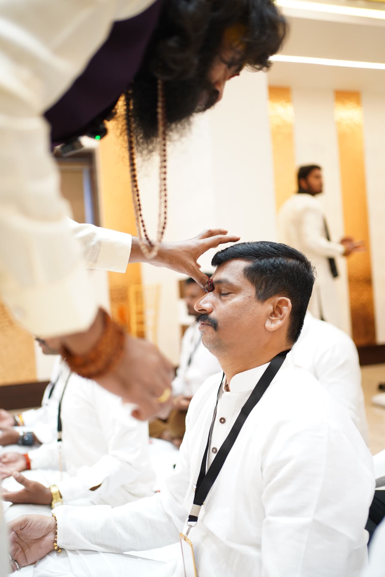 शक्तिपात दीक्षा देताना